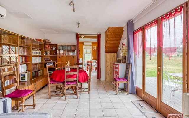 House with 2 Bedrooms in Scorbé-Clairvaux, with Furnished Garden And Wifi