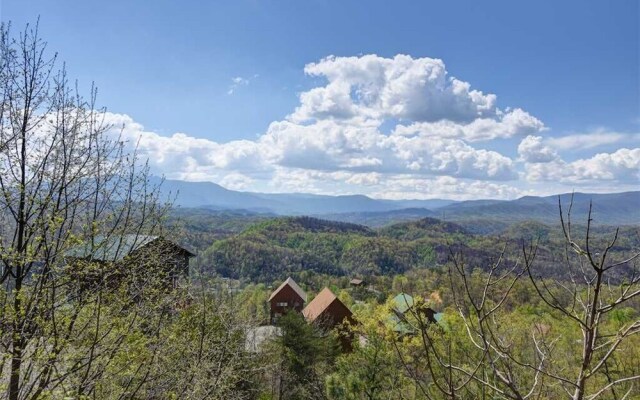 Mountaintop Lodge - Eight Bedroom Cabin
