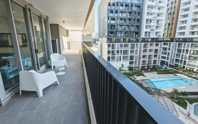Elegant 3-bed 2-bath, balcony, with pool included, NO PARTIES!