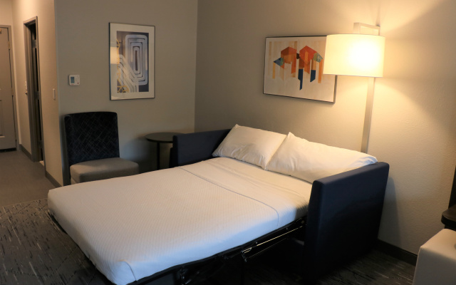 Holiday Inn Express & Suites Marquette by IHG