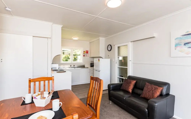 Waitangi Beach Bach 30A