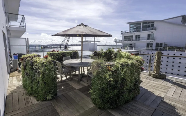 Seaview 1BR Apartment with Amazing Deck