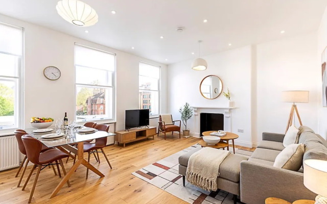 Stylish Chelsea Escape With Private Outdoor Oasis!