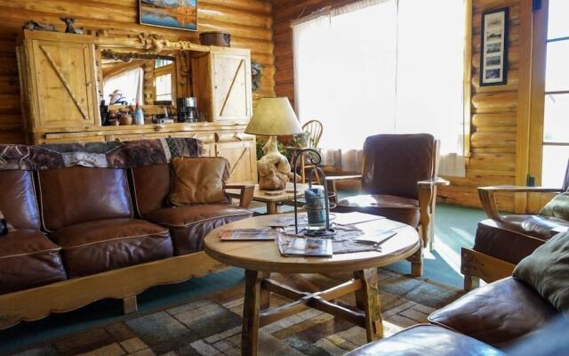 Twin Pines Lodge & Cabins