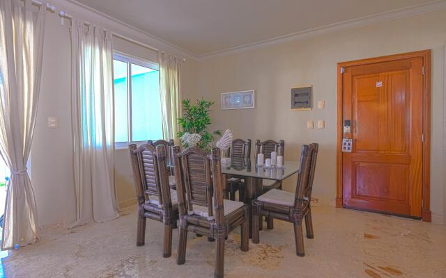 Gorgeous Playa Turquesa Pool Views Beach Apartment