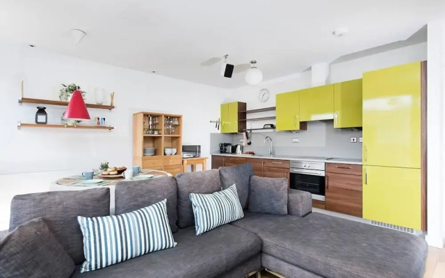Stylish 2BR flat with balcony, near King’s Cross!