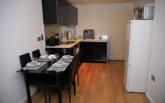 NEW Cosy 3BD Flat Minutes to Leeds City Centre