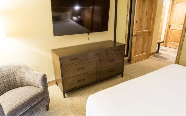 Grand Summit Mountainside Next to Red Pine Gondola by RedAwning - Save 20% on 7+ Nights!