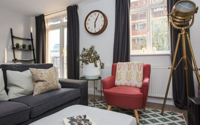 Lovely 2 Bedroom Flat Near Whitechapel Station