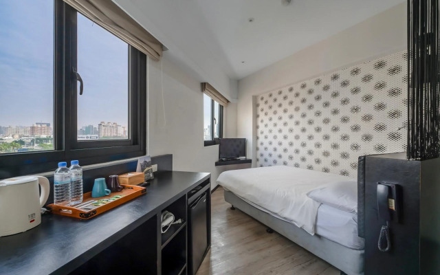 CHECK inn Express Kaohsiung Love River