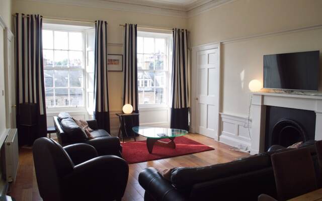 3 Bedroom Central Flat With Castle Views