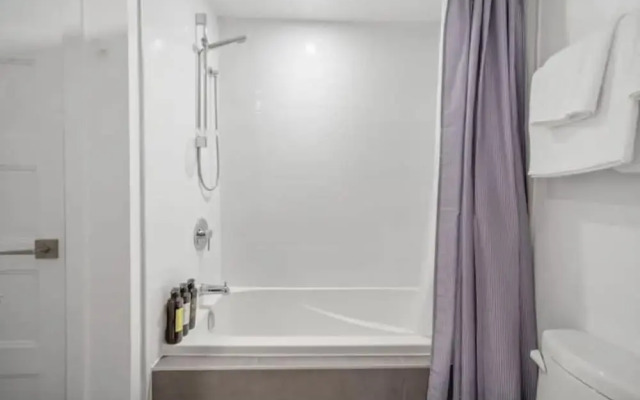 Downtown Metro Frontenac 2 BR new Apartment max 6p