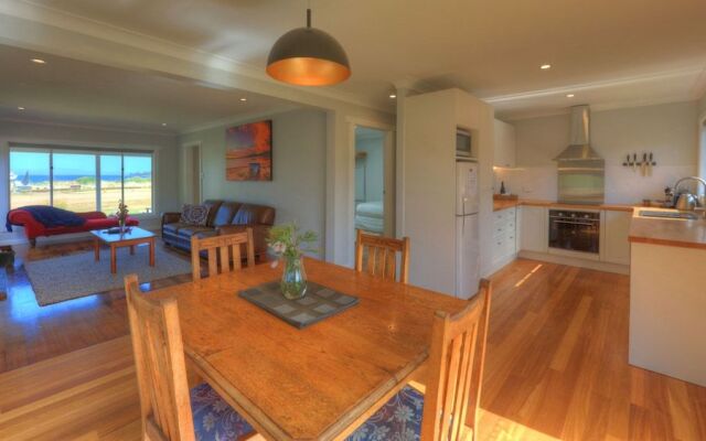 Castaway Cottage - Essentially Tas