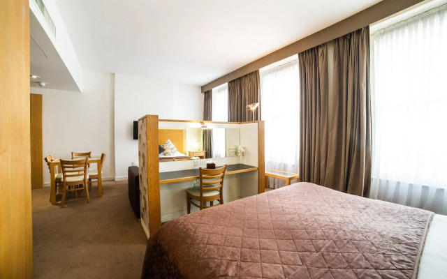 OYO The Cleveland Hotel