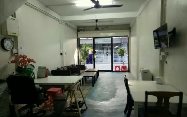 First Inn On Nut - Hostel