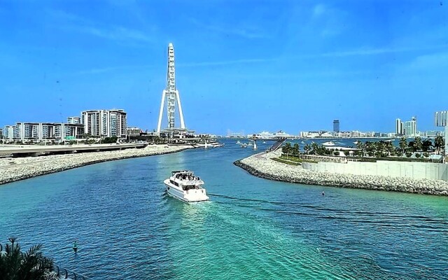 Stunning apartment beach front with balcony Dubai Marina