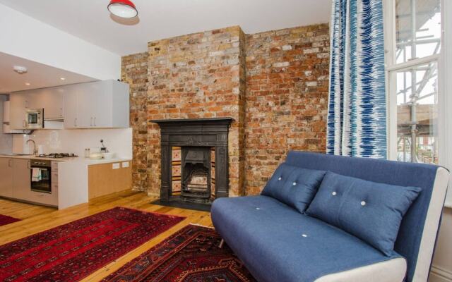 Spacious 1 Bedroom Apartment with Balcony Close to Tube