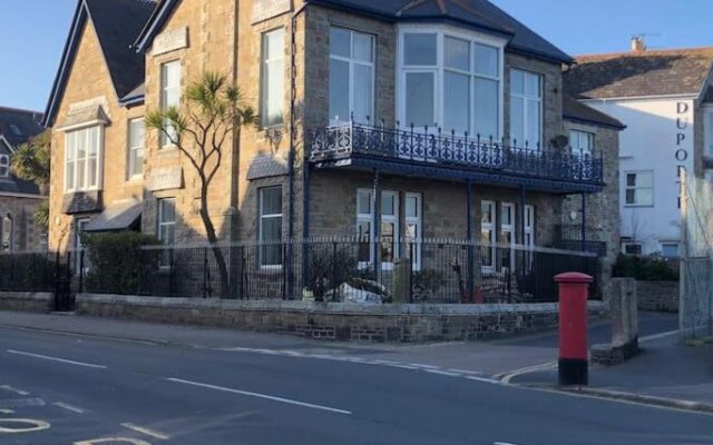 Lovely 1 bed flat in Victorian house 300m seafront