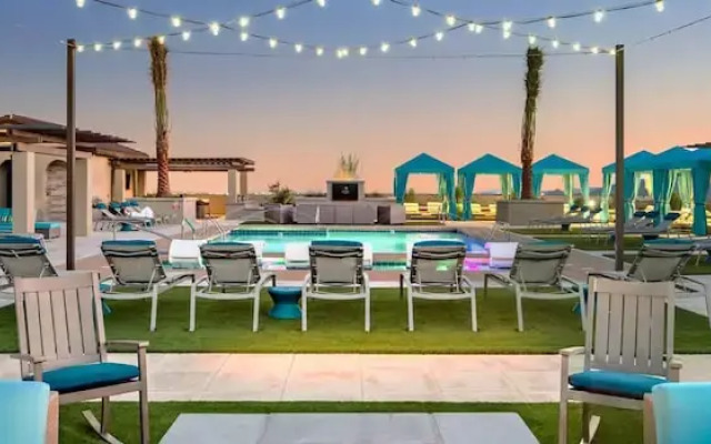 Rooftop Pool, Views, Close to Shops & Dining 1131