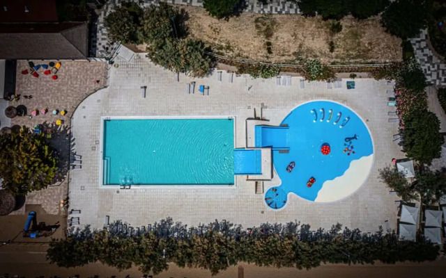 Bungalow in Caorle With Garden Furniture