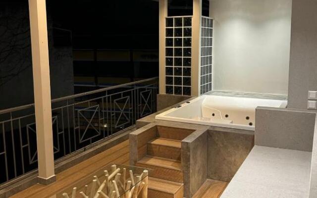 Maison De Luxx , Luxury With Jacuzzi A6