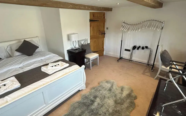 Farmhouse - Sleeps 6 - Near Alton Towers - Parking