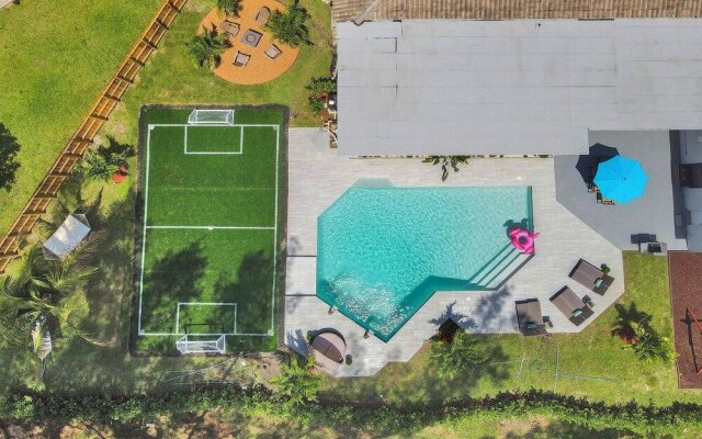 7 Br Home with Pool Gameroom & Soccer
