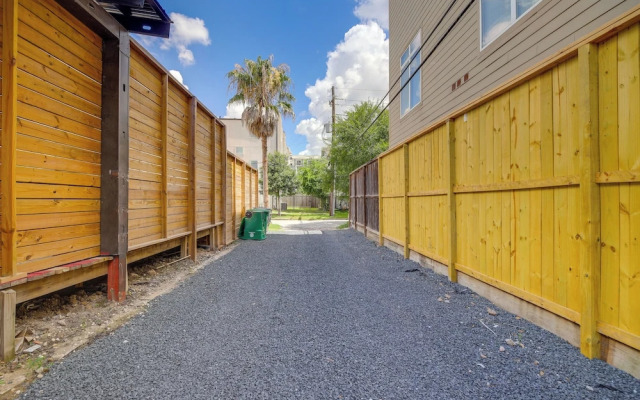 Pet-friendly Houston Apartment: Walk to Midtown!