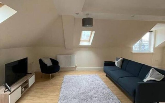 Central top Floor 2-bed Apartment in Swindon
