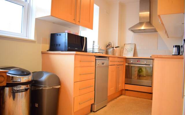 3 Bedroom House in Battersea Accommodates 5
