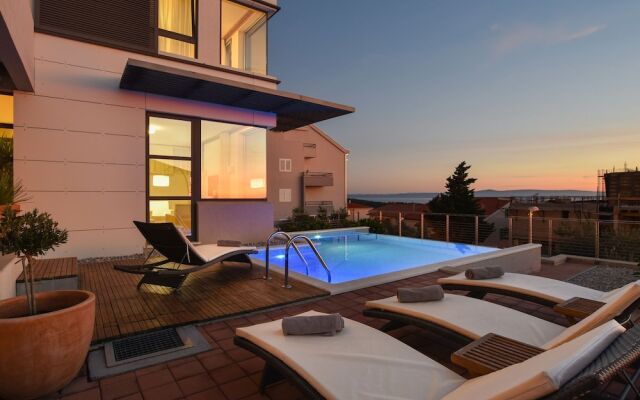 Swanky Villa in Makarska With Sauna, Jacuzzi & Mountain Views
