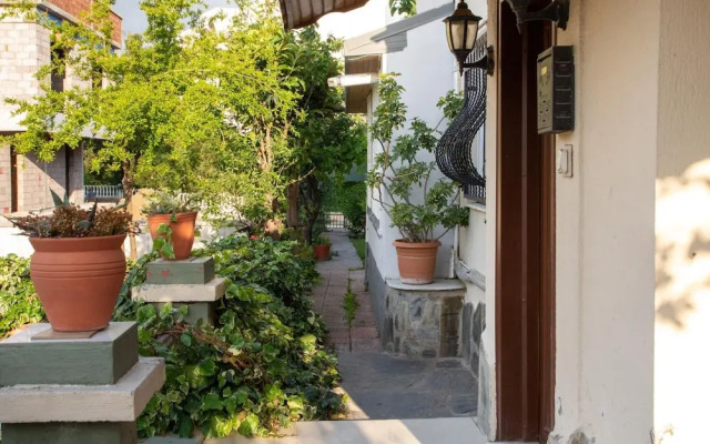 Spacious Detached House With Garden in Izmir