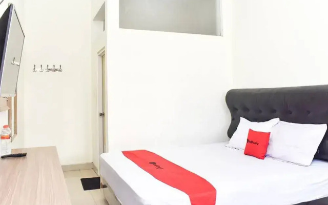 RedDoorz near Alun Alun Wonosobo