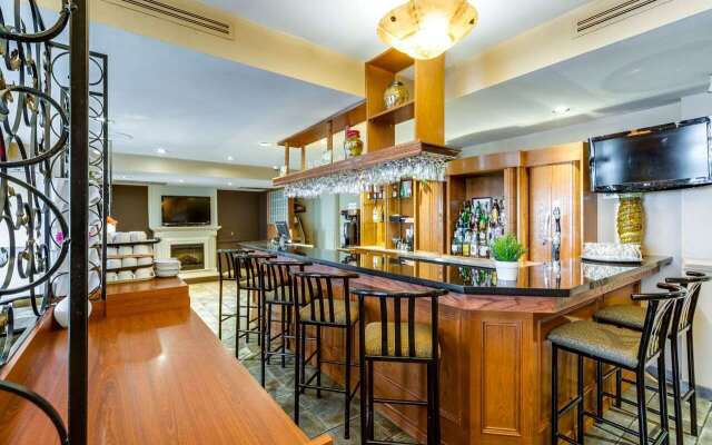 Monte Carlo Inn Oakville Suites