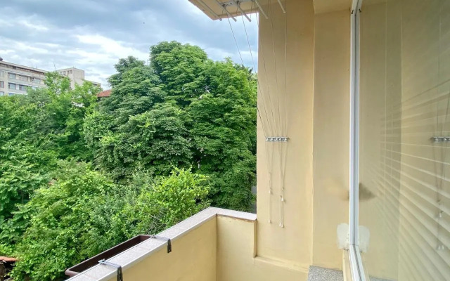 Sunny Central Apartment with TV & Wi-Fi