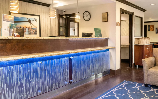 Quality Inn & Suites Dallas - Cityplace - Image 2