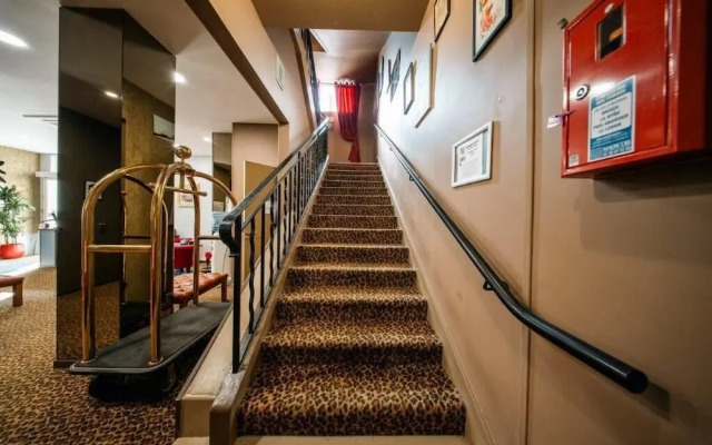 Brit Hotel Privilege Lisieux – La Villa Des Arts