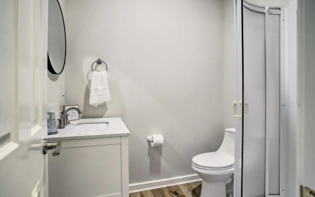 Pet-friendly Cottage, 3 Blocks to Main St!