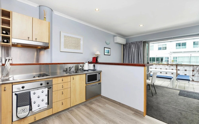 Deluxe Waterfront & City Apartment