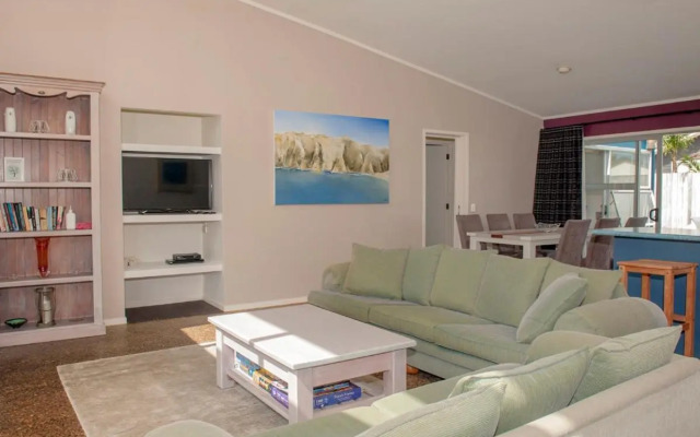 Sands Beach House - Matarangi Holiday Home