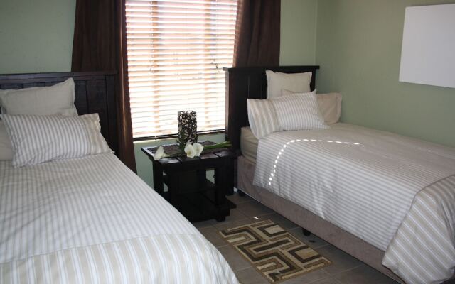 Summer Garden Guest House (Garden Shed)