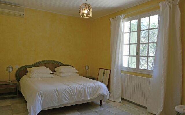 Lush Villa in Beaucaire With Swimming Pool