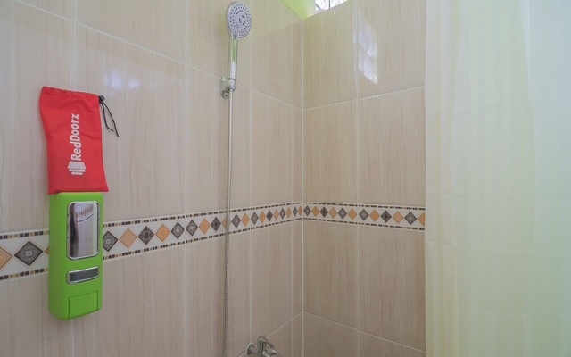 Wisma Syariah Melon Paska by RedDoorz – Bathroom – Subang