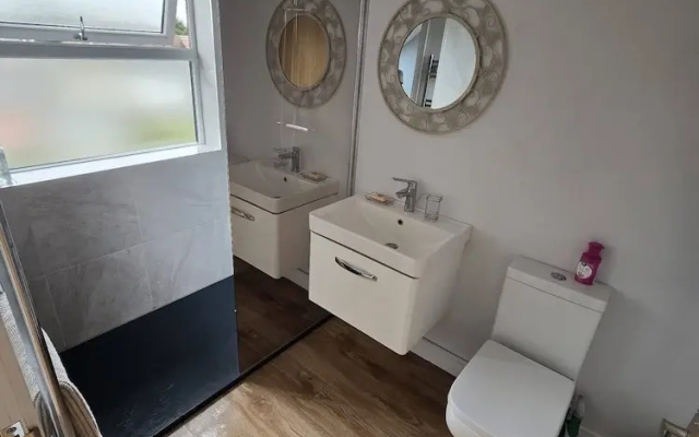 Spacious 4-bed House Close to LHR and London