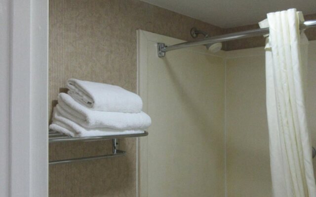 Econo Lodge Inn & Suites