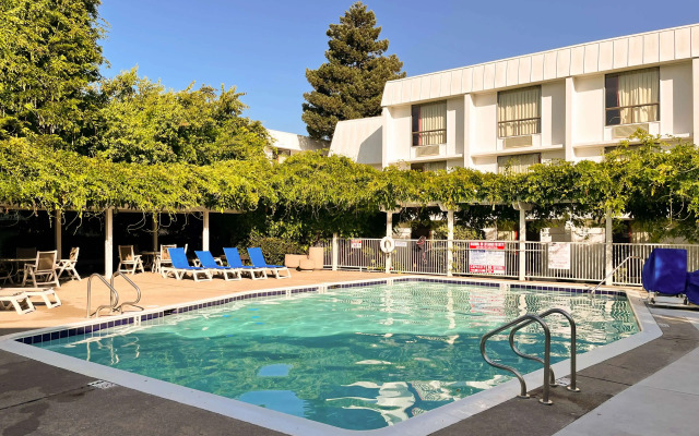 Studio 6 Belmont, CA – San Francisco - Redwood