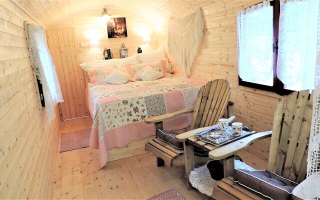 La chaumière et sa Roulotte