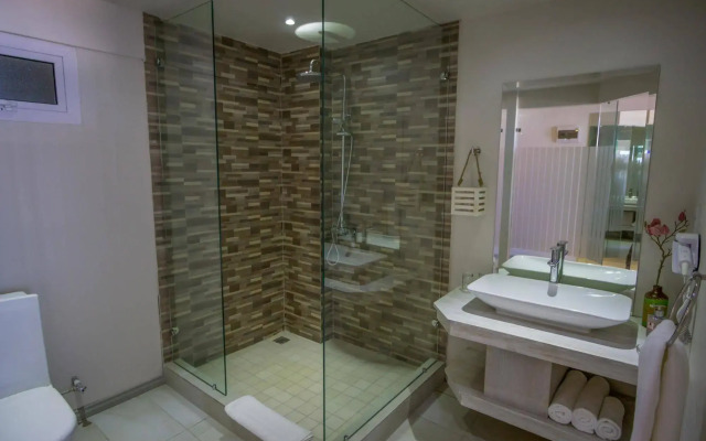 Le Peninsula Bay Beach Resort
