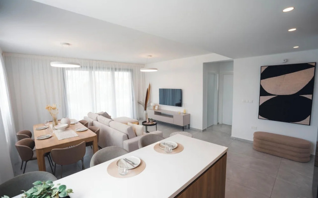 Elegant 2-bedroom Apt With Private Terrace
