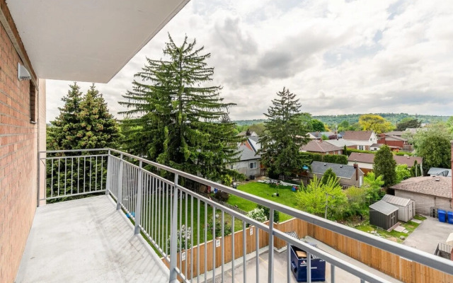 2BR Apartment w Netflix Near DT Hamilton